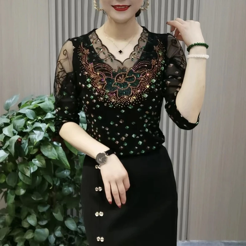 秋冬新款时尚洋气蕾丝烫钻V领拼接修身显瘦气质印花钻石花小衫