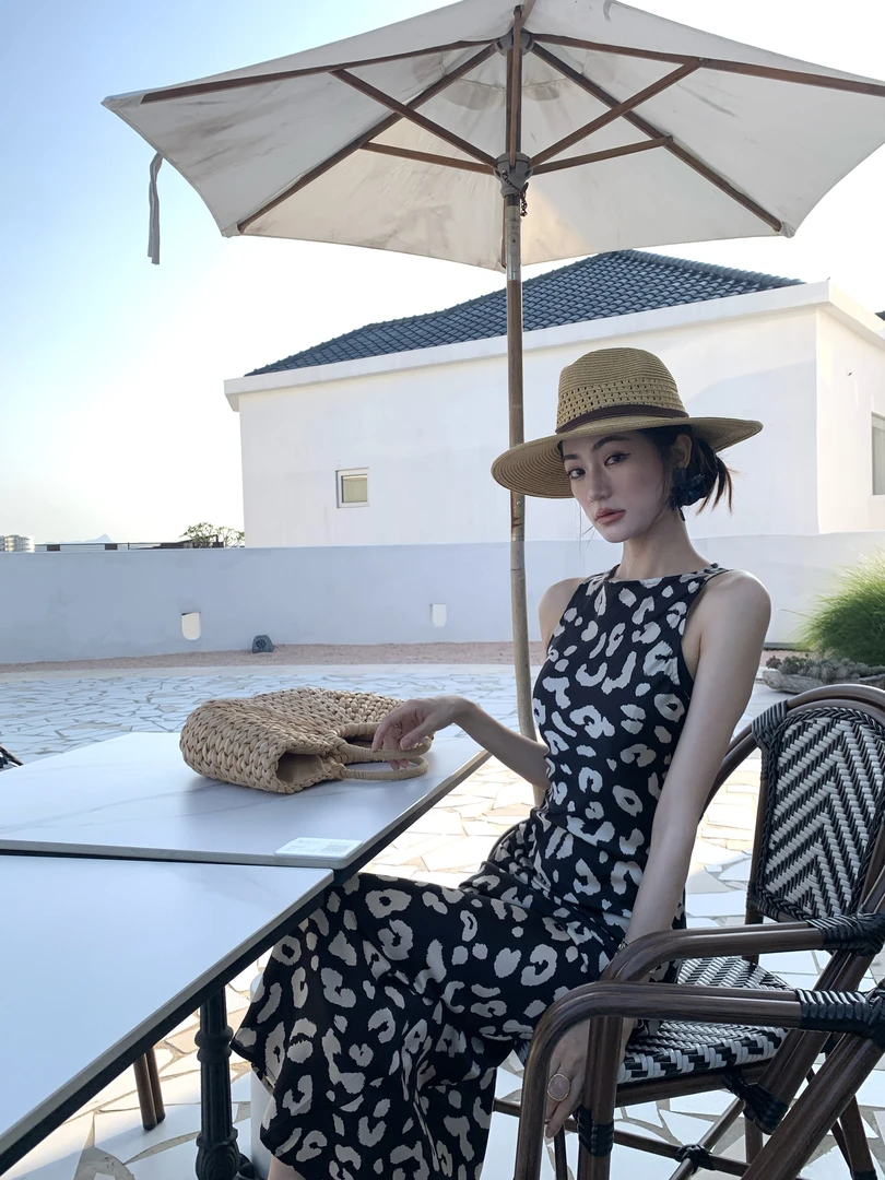 金南一【夜上海】纵纹路斜裁气质收腰连衣裙