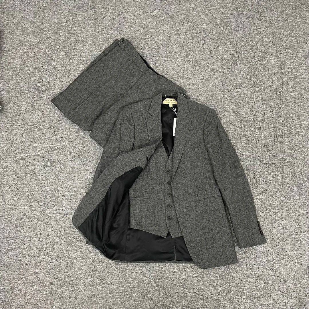 Burberry 羊毛西服 马甲西服西裤套装 99新