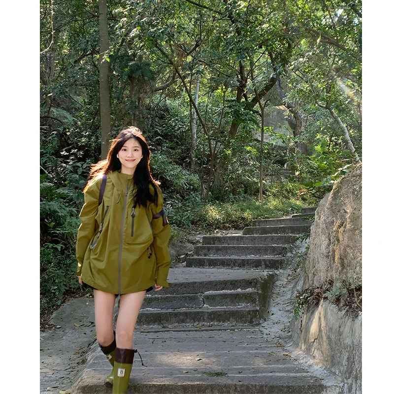 临典绿色冲锋衣款外套2025春秋三合一户外防风防水旅游登山穿搭