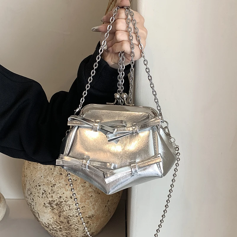 高级感小众银色包包女夏天百搭网红洋气链条斜挎包迷你手拎口金包
