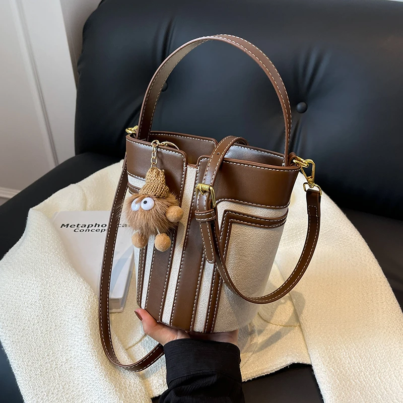 今年流行小众设计爆款包包2024新款女包时尚百搭斜挎包超火水桶包