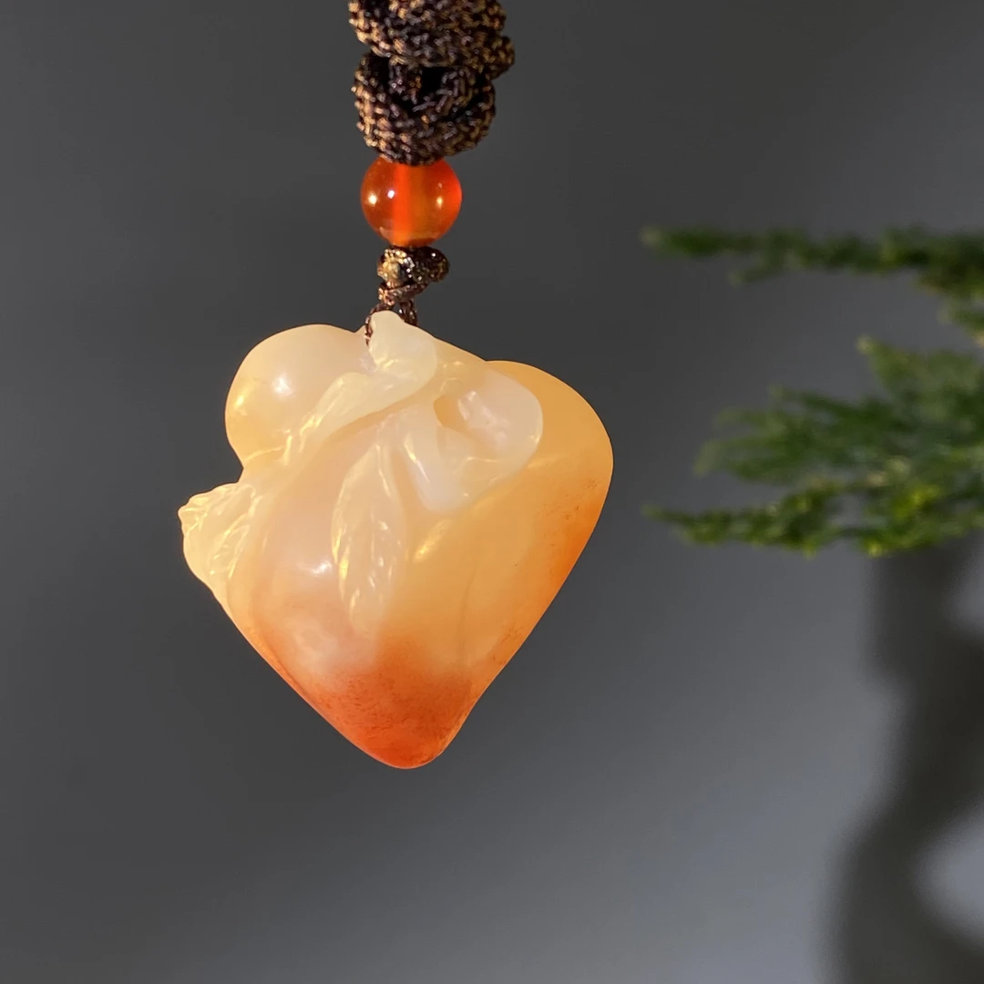 老挝石桃子挂坠，色泽鲜亮，寓意长寿精致工艺送礼佳选 收藏价值高。