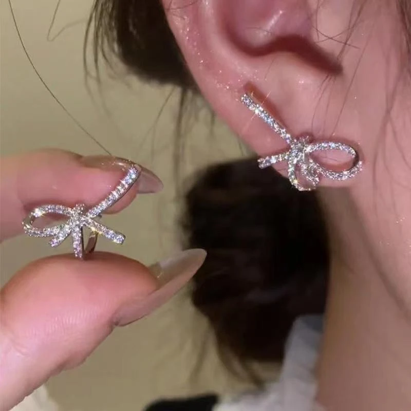 合金耳饰 韩版女士银色蝴蝶结耳环小众设计感高级轻奢圆脸耳钉女