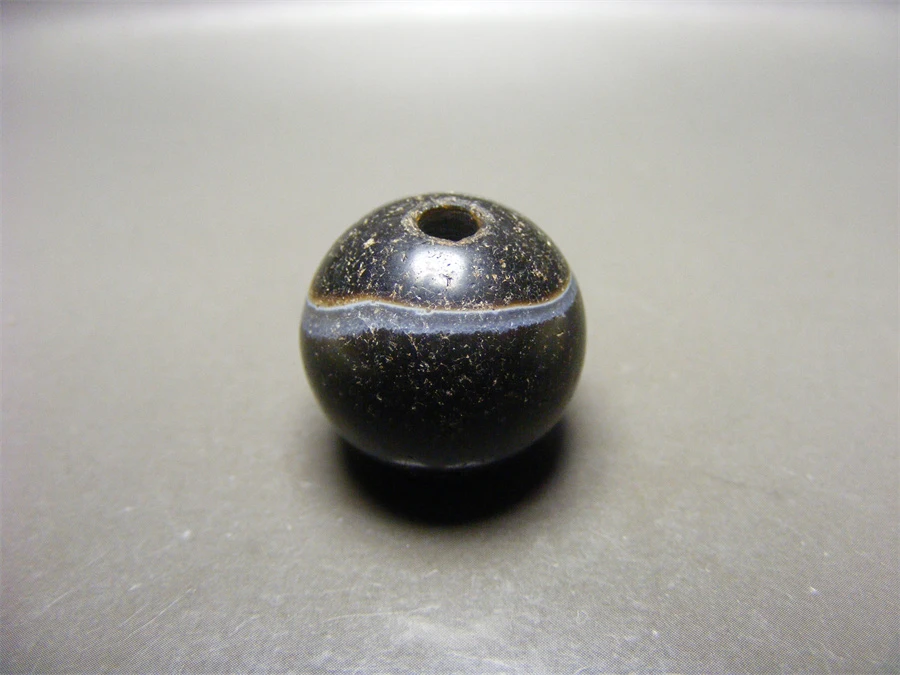 西亚上百年的黑白双色缠丝玛瑙随型大圆珠