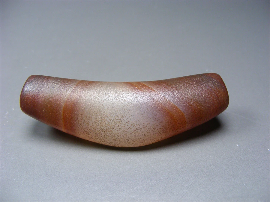 西亚上百年的红色缠丝玛瑙表面磨砂底鼓腹弧形牛角型大长管珠