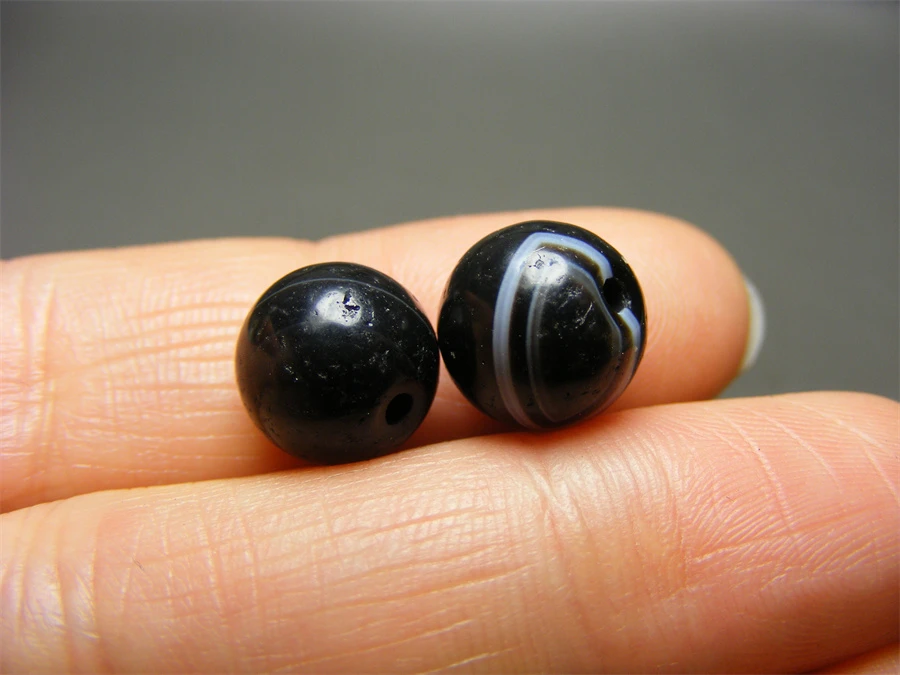 西亚几十年的黑白双色缠丝玛瑙中号圆珠2颗
