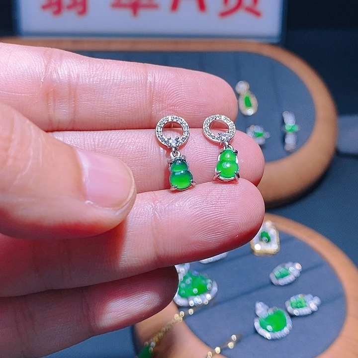 翡翠耳饰未镶嵌