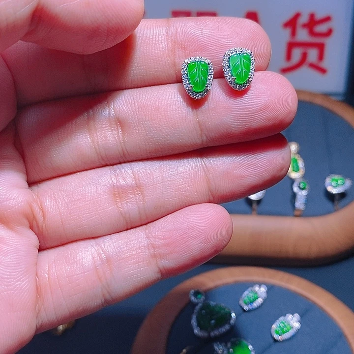 翡翠耳饰未镶嵌