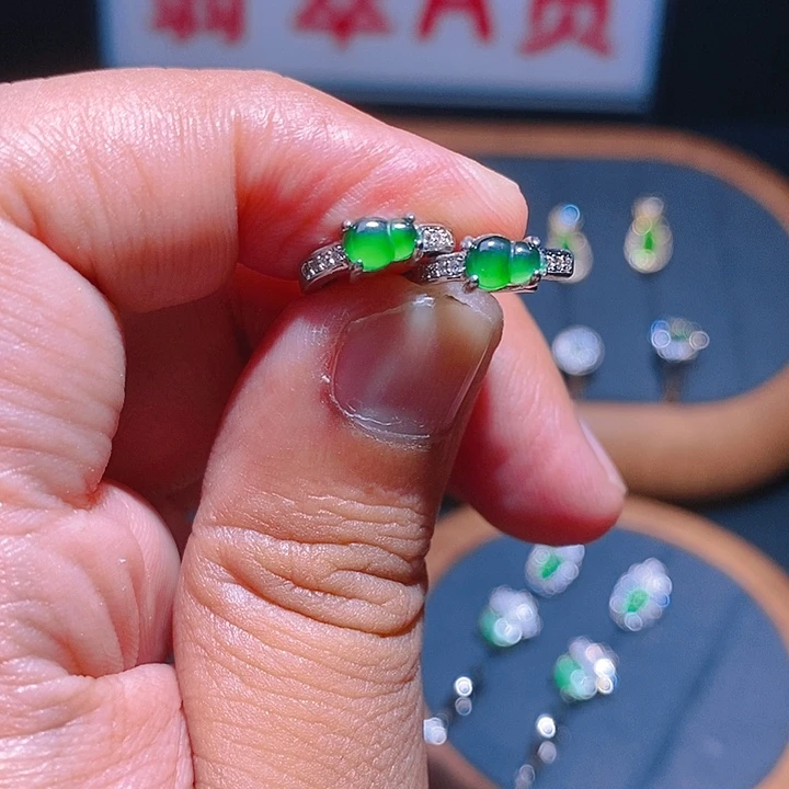 翡翠耳饰未镶嵌