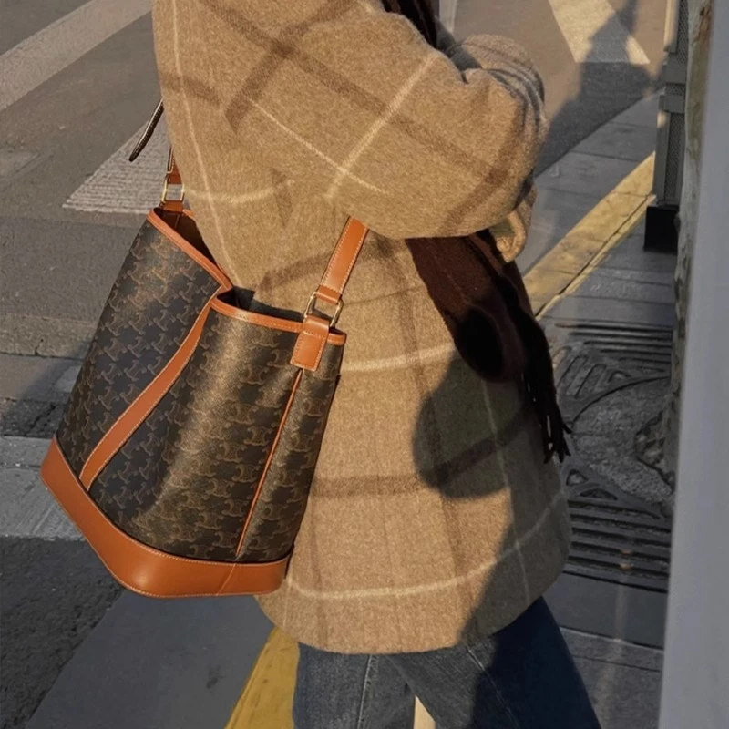 凯旋门水桶包2023包包女复古单肩斜挎包休闲通勤托特大容量包