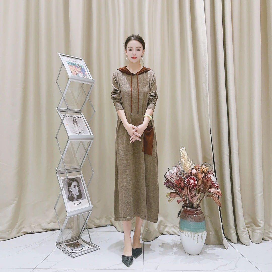 5536卡其撞色时尚气质设计师秋冬长款轻奢针织带帽连衣裙