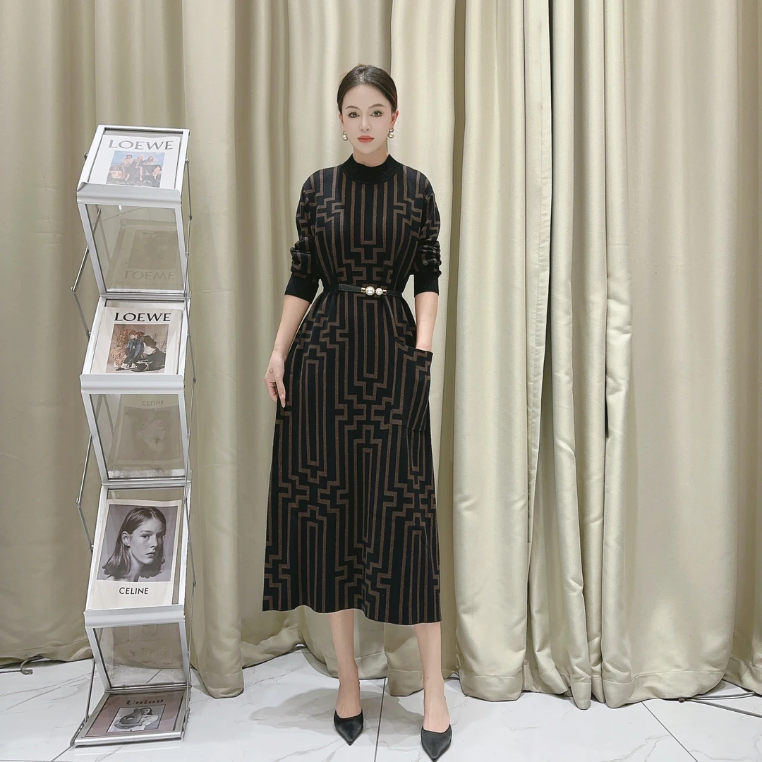 5911黑咖色迷宫格提花加厚羊毛气质设计师秋冬长款轻奢针织连衣裙