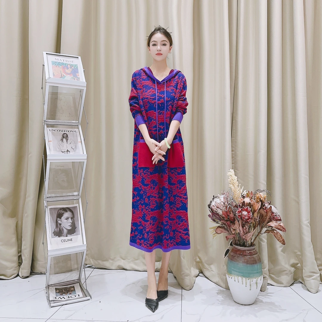 5540紫绯红撞色时尚气质设计师秋冬长款轻奢针织带帽连衣裙