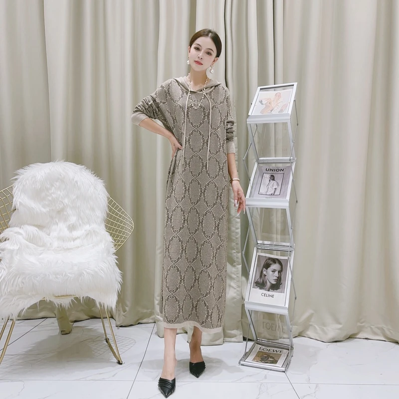 600卡其色莽纹气质设计师秋冬长款提花轻奢针织带帽连衣裙