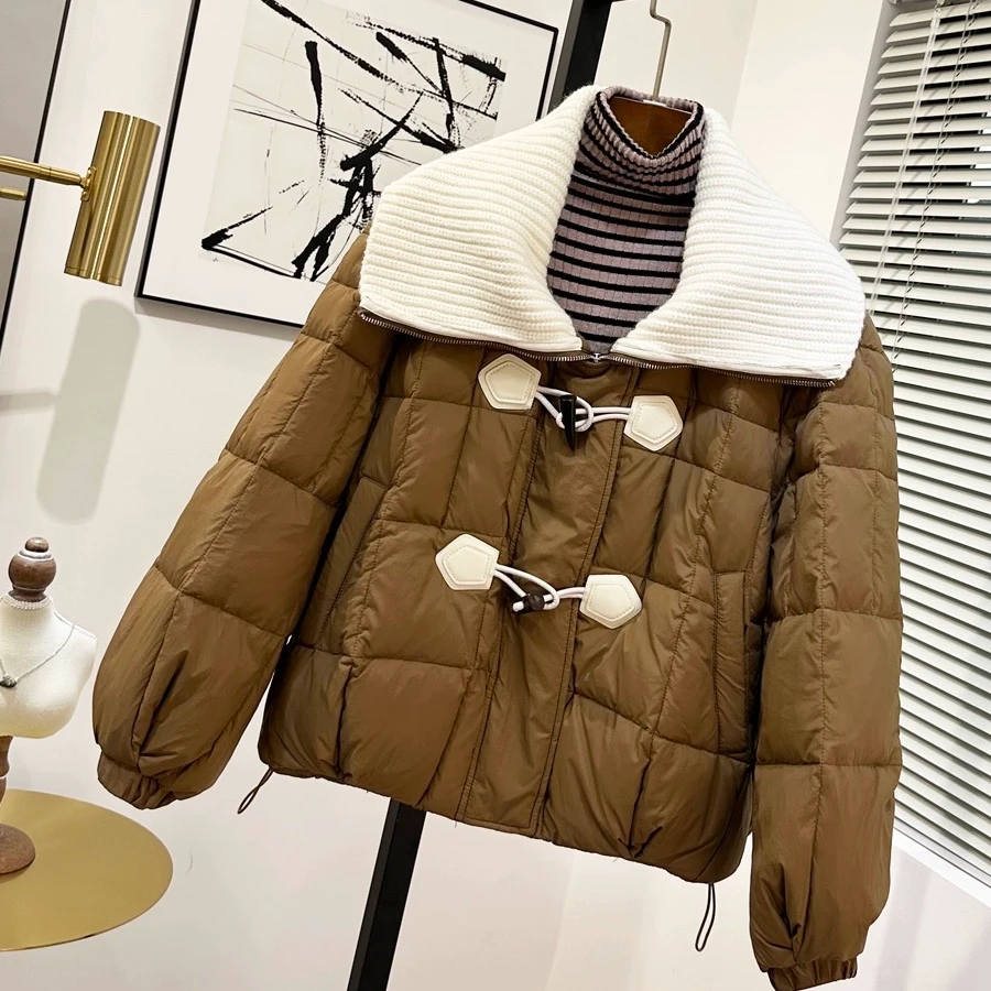 D135-咖色-设计师款-女士短款羽绒服白鸭绒款羽绒服时尚拼接