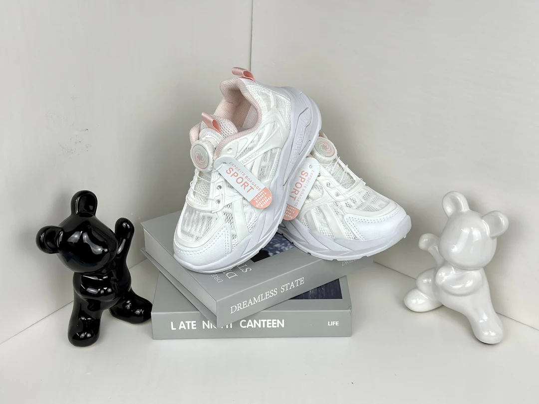 L212 单网纽扣运动鞋