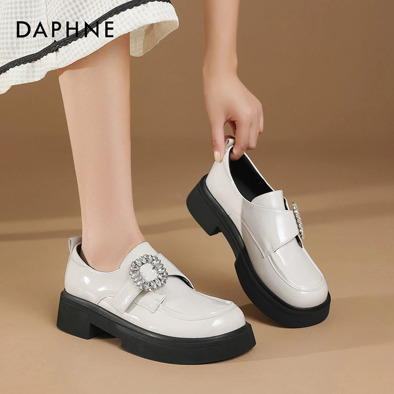 达芙妮女鞋乐福鞋2025新款春秋漆皮水钻单鞋厚底英伦风宽头小皮鞋