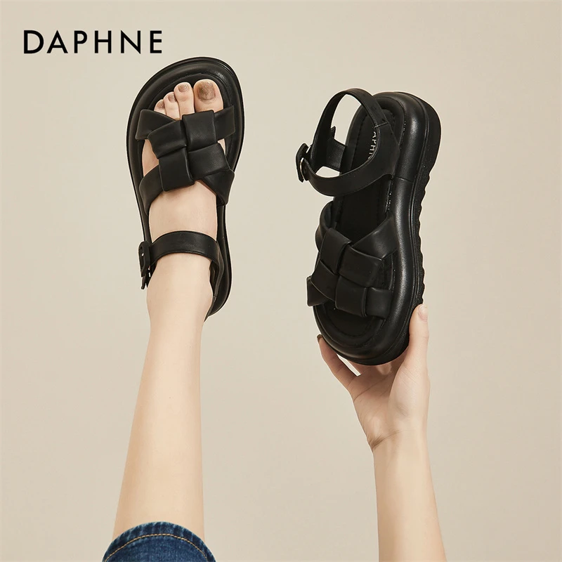达芙妮一字扣黑色凉鞋女式2025年今年新款夏季仙女风厚底松糕鞋子