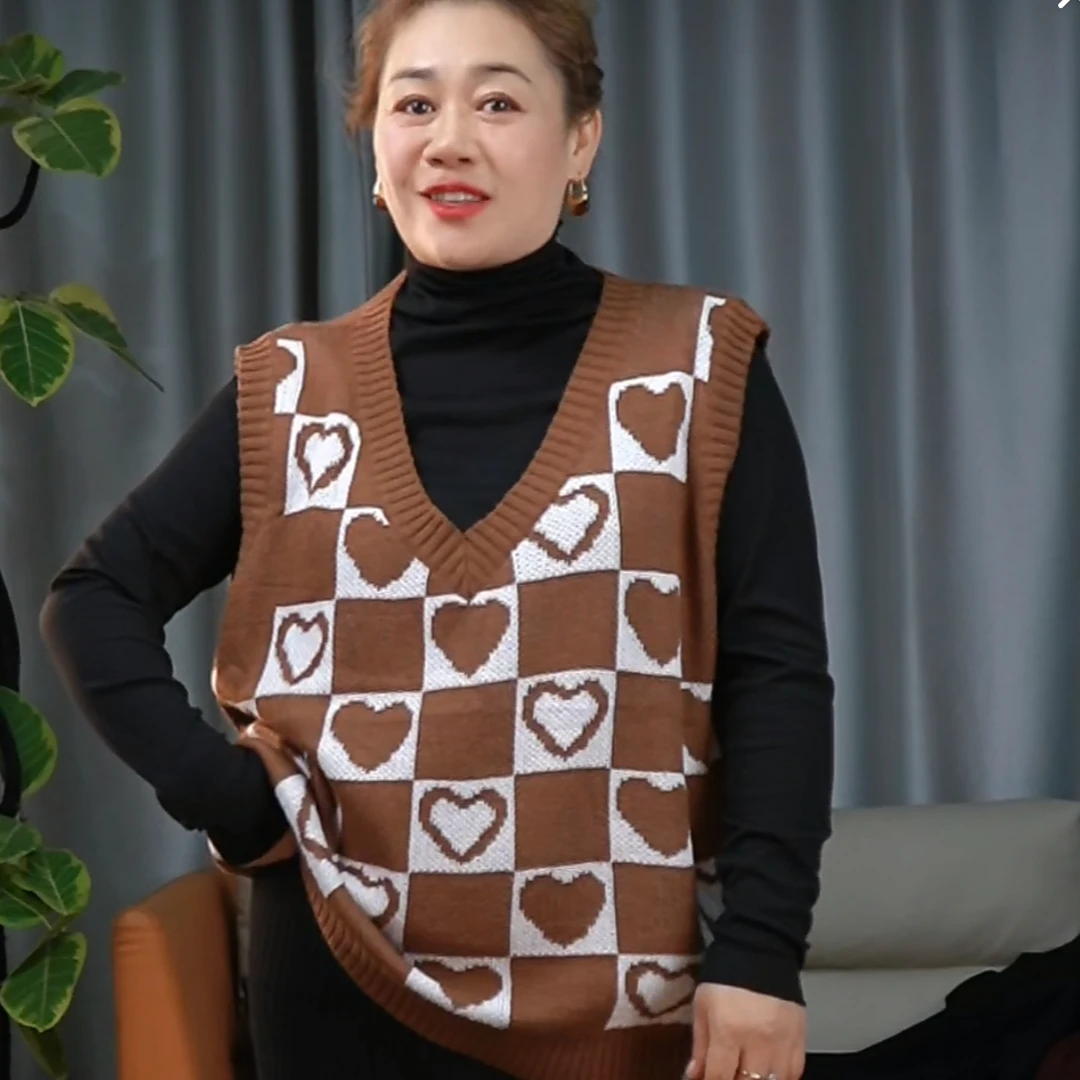 咖色爱心套头毛衣马甲