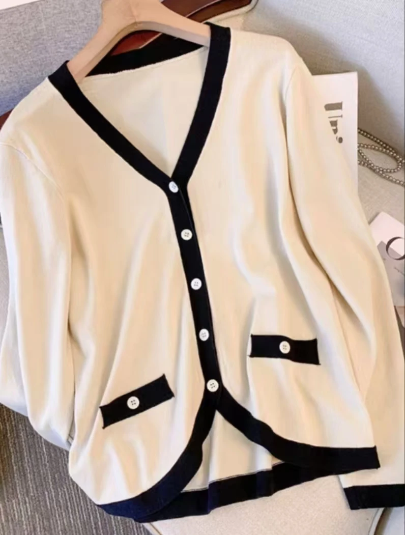 新款V领珍珠针织毛衣