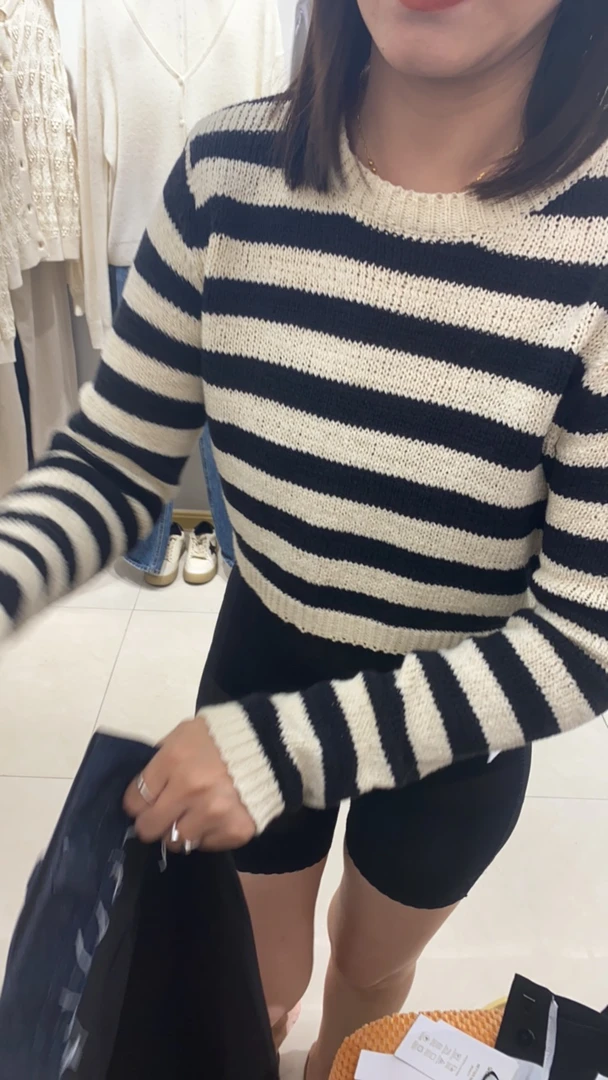 短款条纹针织上衣