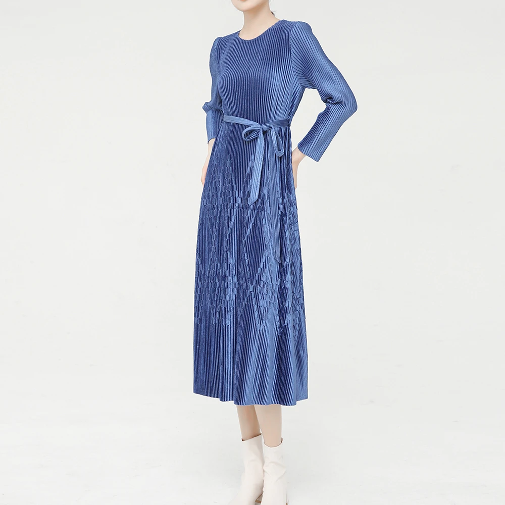 三宅褶皱时尚暗纹压花重工丝绒中长款连衣裙2024秋冬新款简约长裙