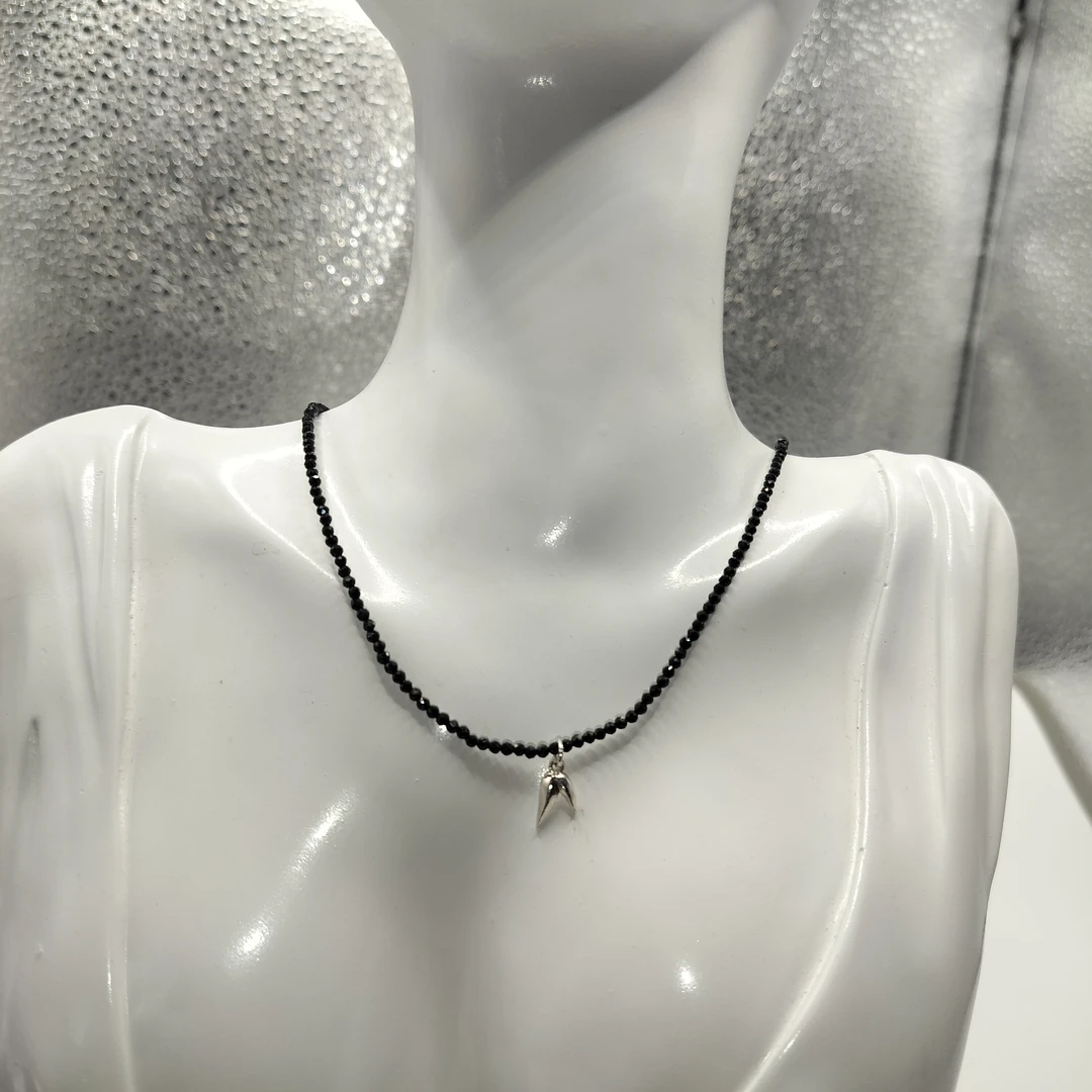 天然水晶时尚爆闪百搭3㎜尖晶石项链可调节