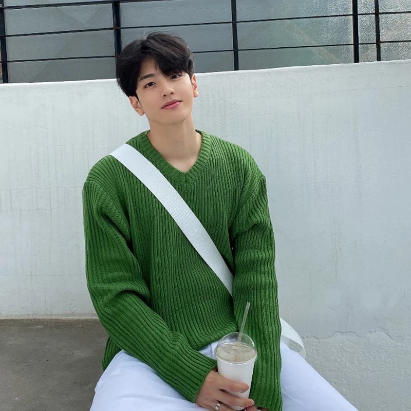 绿色长袖V领针织毛衣男款秋季潮牌宽松高级感休闲男士内搭打底衫