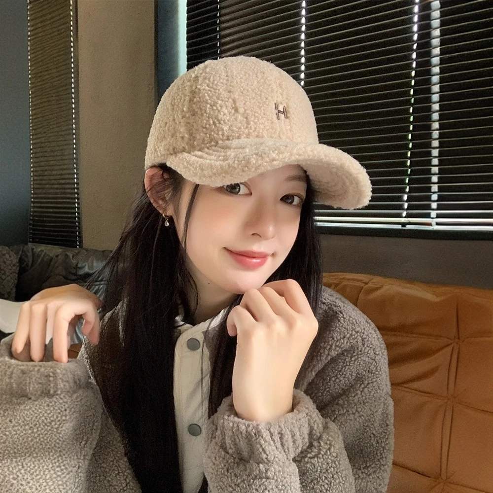 鸭舌帽女显脸小大帽檐秋冬季米色羊羔毛棒球帽羊羔绒防寒保暖帽子