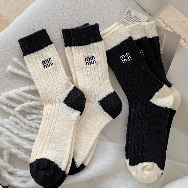 袜子女士秋冬款羊绒加厚保暖棉袜黑白色运动字母学生中筒袜ins潮