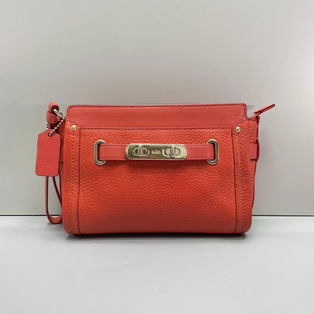 90新 COACH/蔻驰 swagger橙色小号手腕斜挎包20x15x4cmL081407