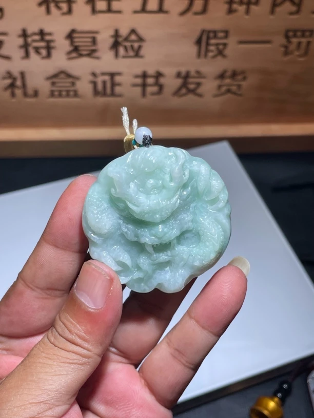 天然A货翡翠吊坠