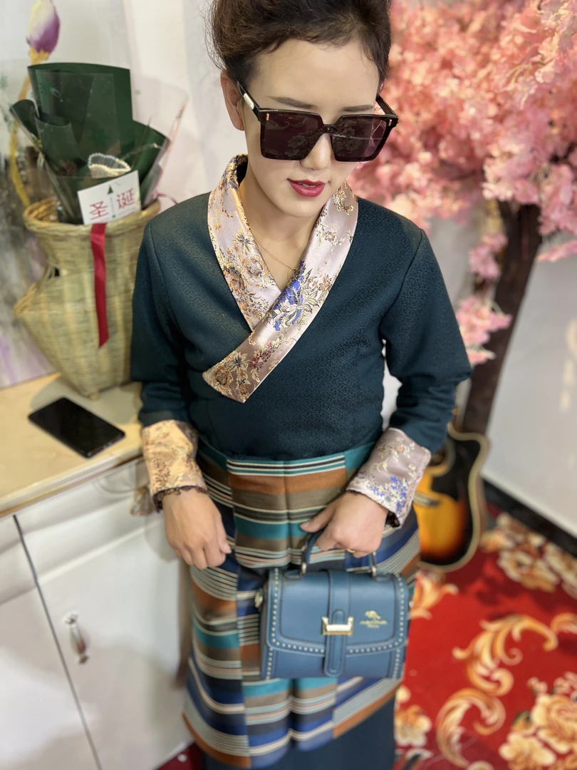 加厚传统女士西藏服两件套