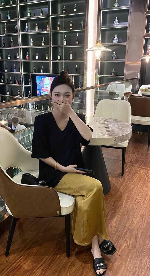 33家·夏款V领T恤+气质开叉半身裙