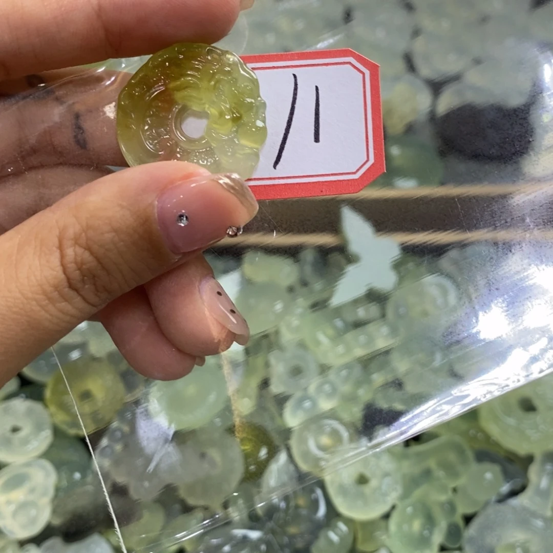 岫玉颈饰未镶嵌姜*