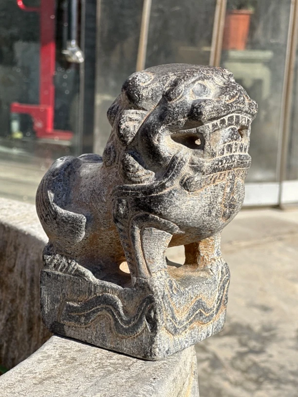 【不包邮】案头中堂狮，天然青石，有石线。少许磕碰介意勿拍