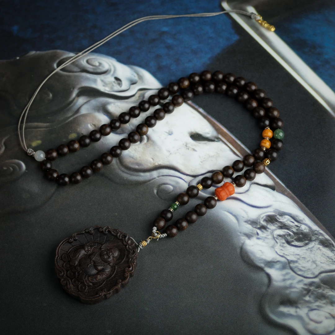 【香木雅集】沉香脖挂-富森红土设计款长链脖挂+沉香木雕弥勒牌