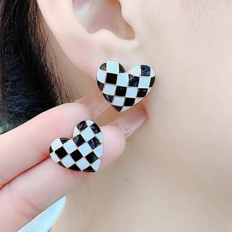铜合金耳饰 简约立体爱心棋盘格耳钉