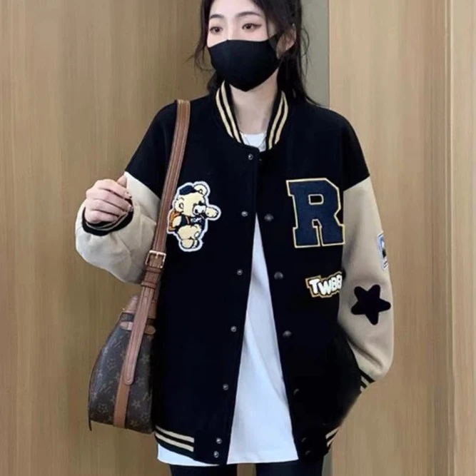 【雅乐伊】  减龄小熊卡通字母印花款个性立领棒球服休闲外套YF4597