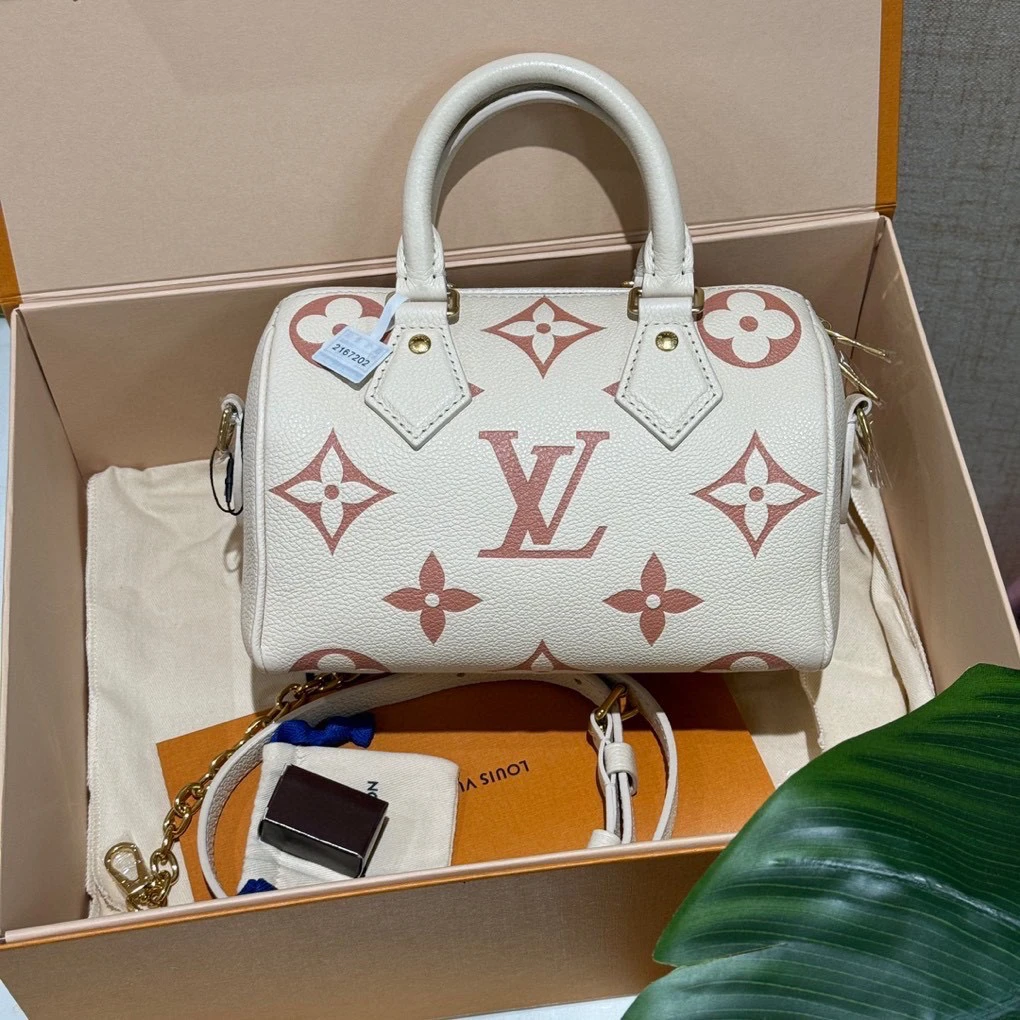 95新 LouisVuitton/路易威登 货号2415840草莓牛奶speedy20斜挎包