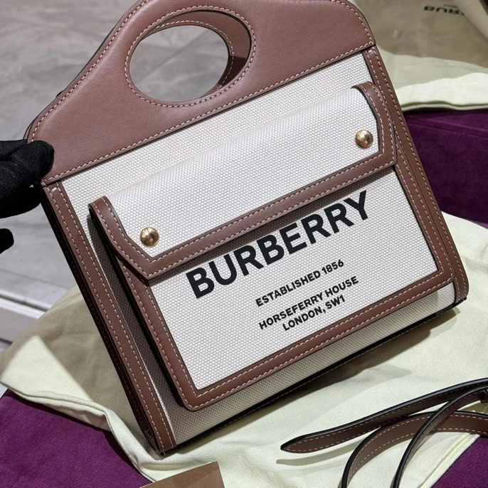 99新 BURBERRY/博柏利 2412251 焦糖色帆布 pocket bag 邮差包