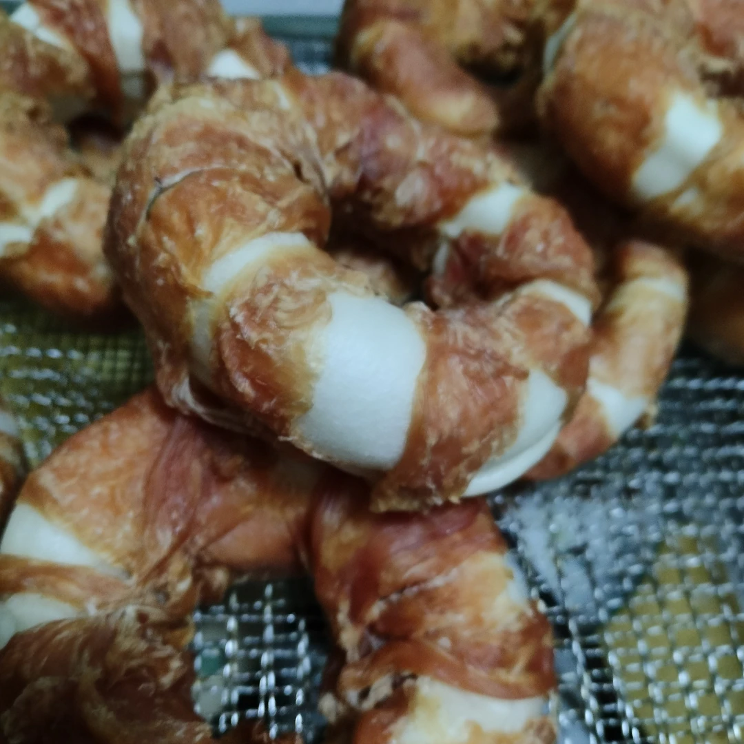 手工制作鸡肉缠绕牛皮圈