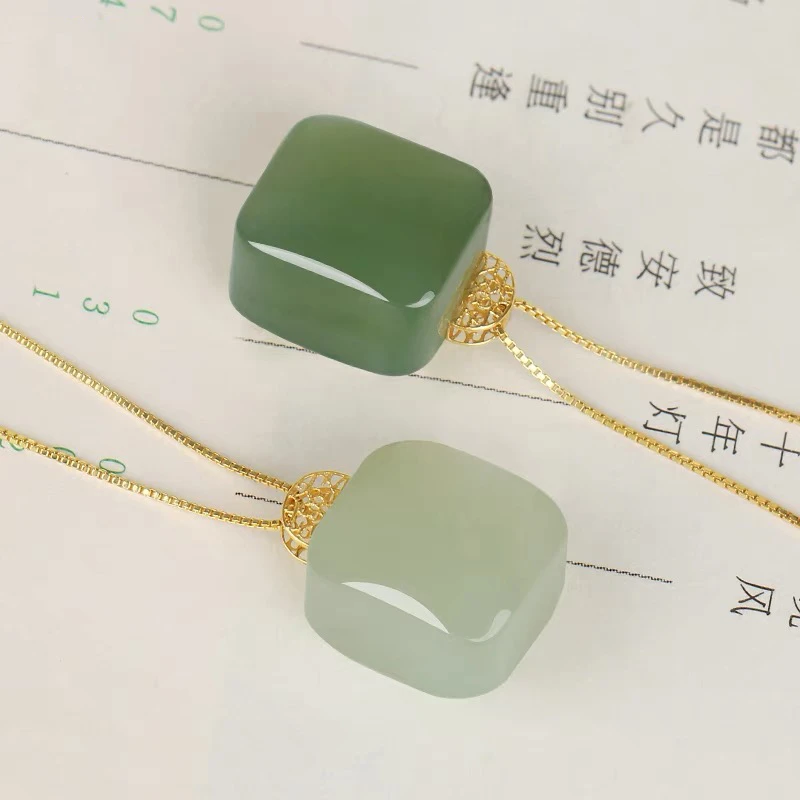 天然和田玉晴水方糖吊坠方糖无事牌玉石挂件18K金镶嵌女玉佩坠链