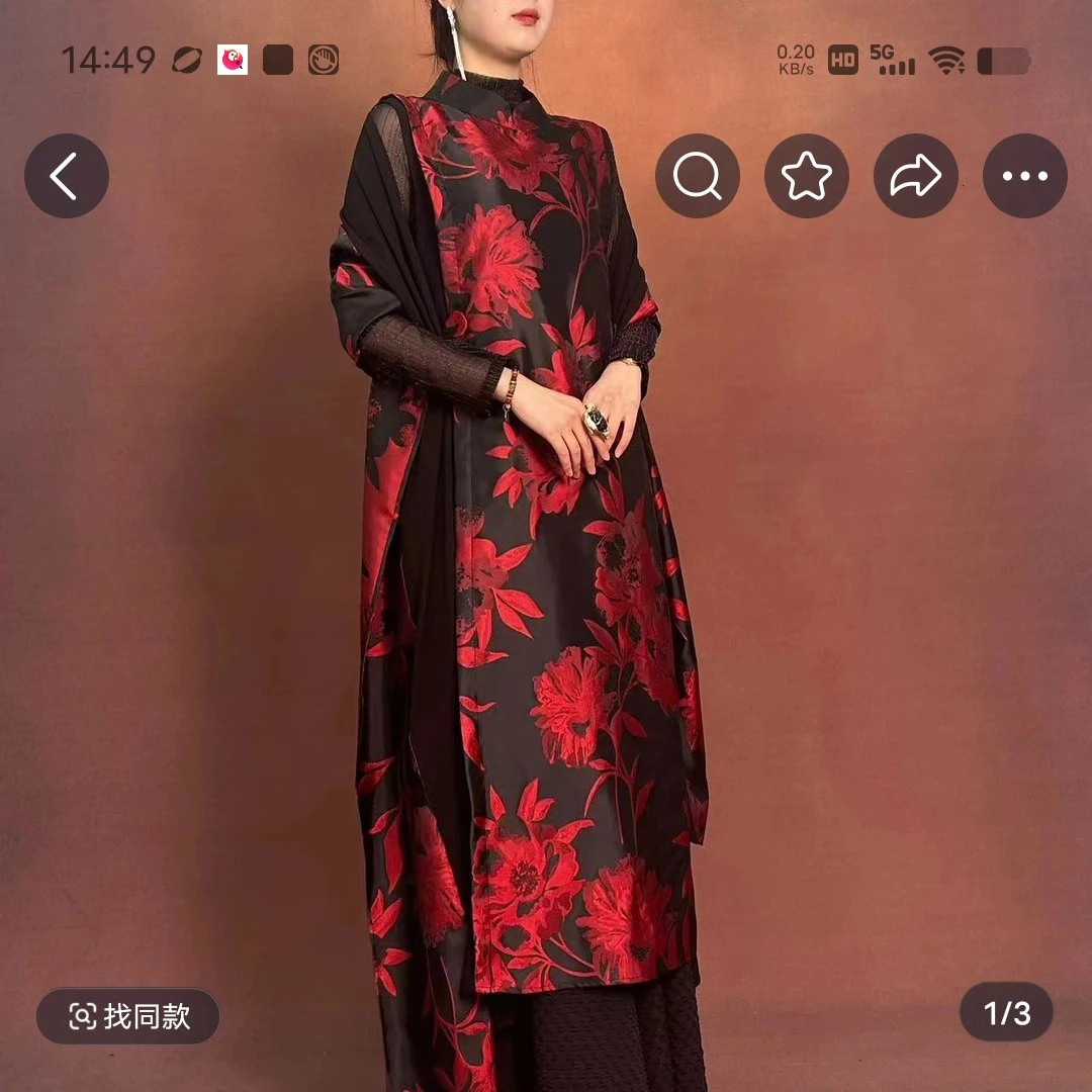 酒红色刺绣连衣裙