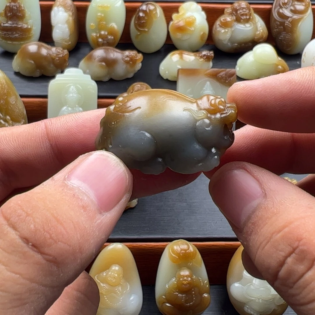 和田玉（糖玉）颈饰未镶嵌无***。