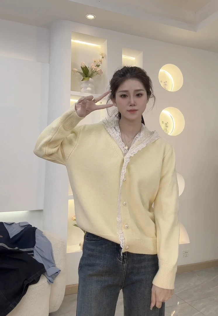 北极绒蕾丝拼接连帽款毛针织上衣