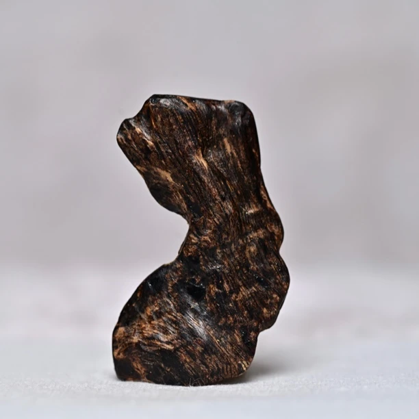 芽庄沉香沉水软丝黑油横纹随型吊坠净重4.4克