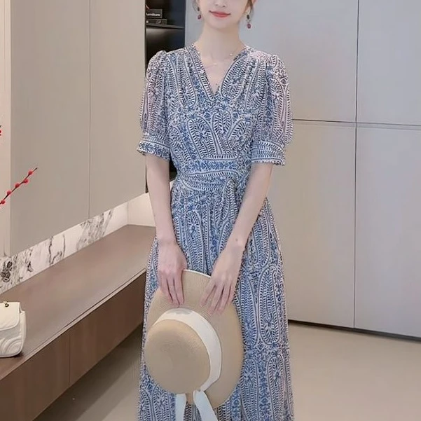 2446茶歇法式连衣裙2024新款收腰显瘦V领时尚遮肉气质碎花连衣裙