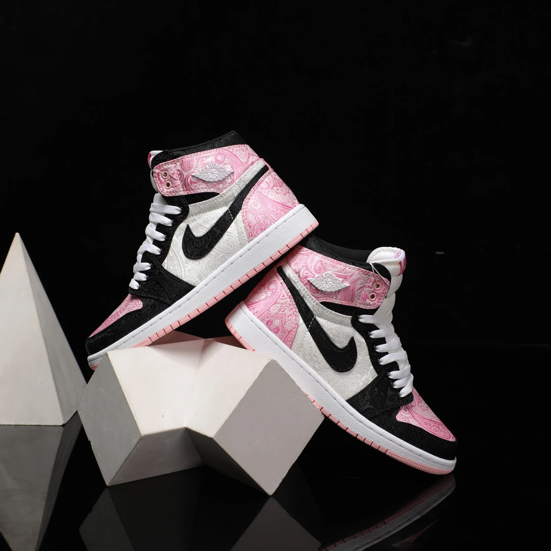 Nike/耐克Air Jordan 1 高帮黑粉脚趾刺绣腰果花球鞋【定制球鞋】